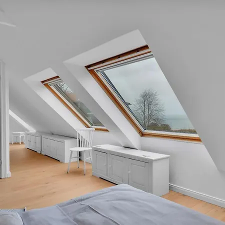 Steilkueste Mit Meerblick Feriehus